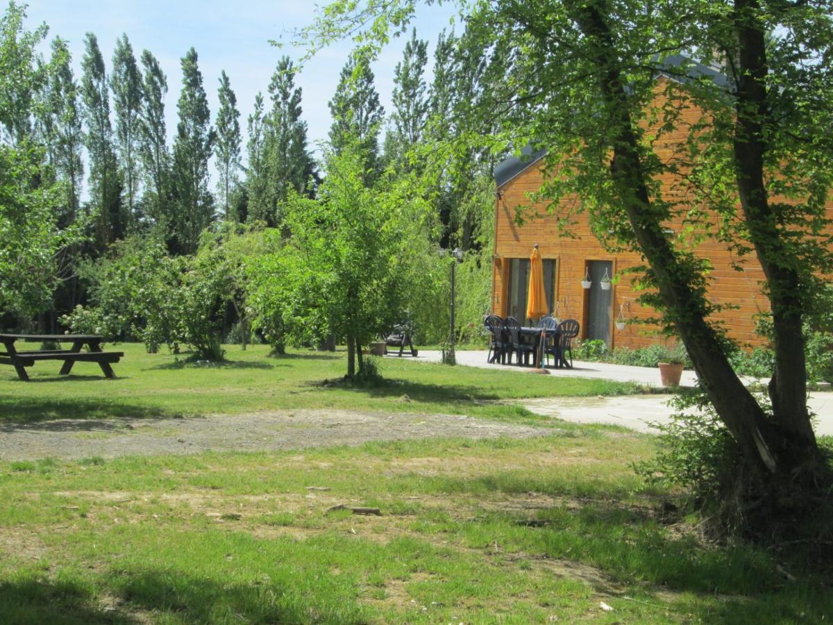 Florennes Gîte neuf 150 M2 devant un grand lac privé de 2 hectares poissonneux au milieu des bois Esterno foto