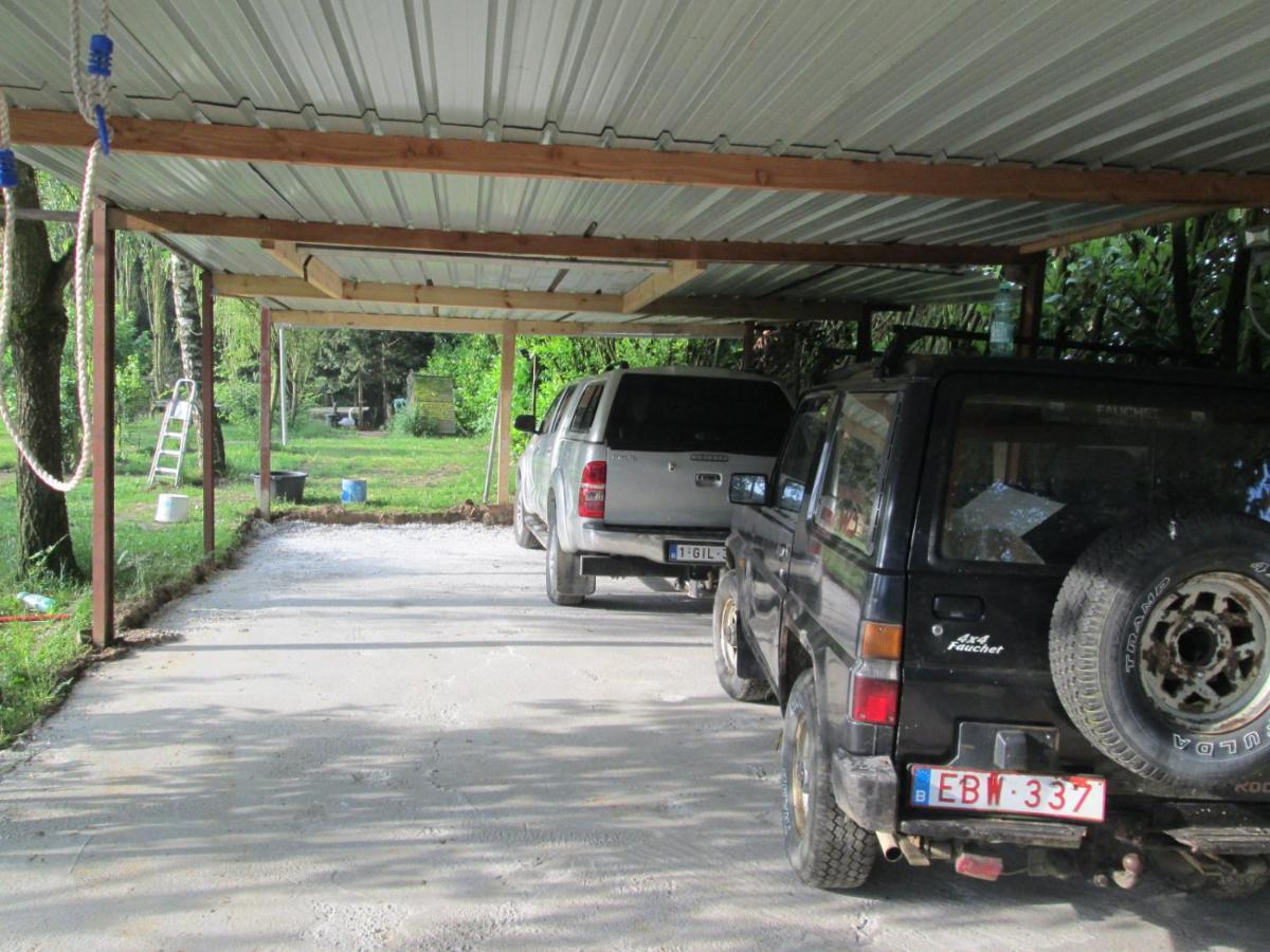 Florennes Gîte neuf 150 M2 devant un grand lac privé de 2 hectares poissonneux au milieu des bois Esterno foto