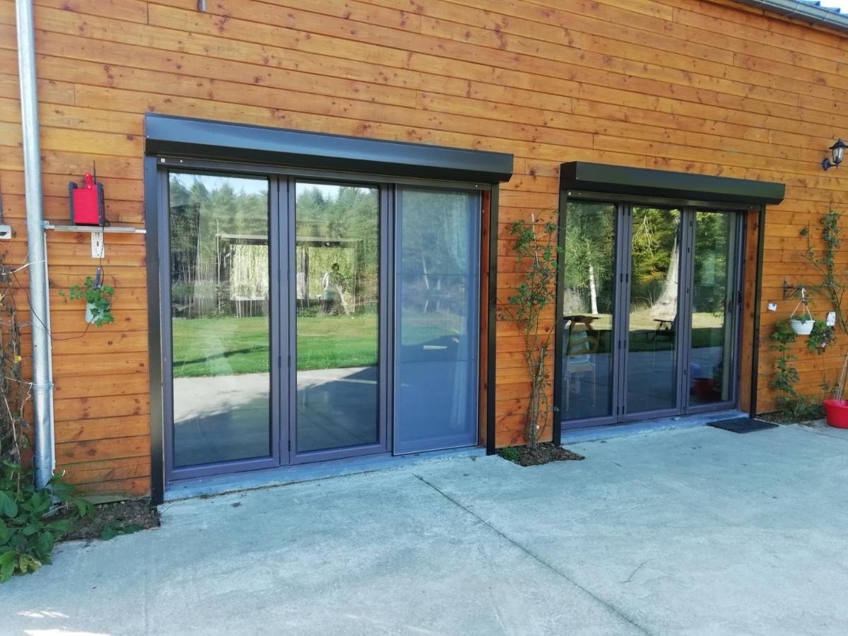 Florennes Gîte neuf 150 M2 devant un grand lac privé de 2 hectares poissonneux au milieu des bois Esterno foto