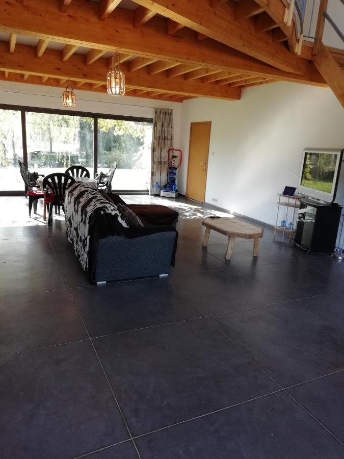 Florennes Gîte neuf 150 M2 devant un grand lac privé de 2 hectares poissonneux au milieu des bois Esterno foto