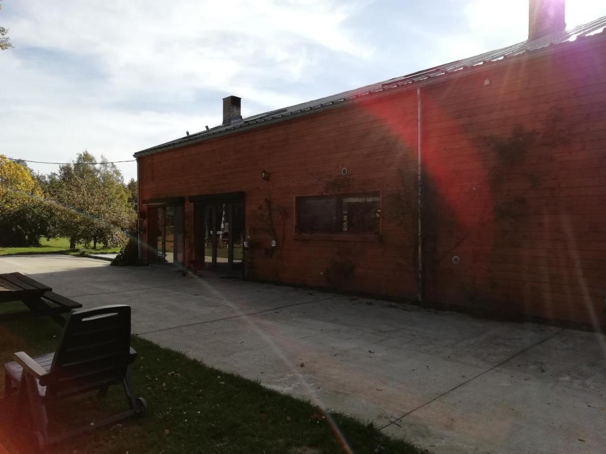 Florennes Gîte neuf 150 M2 devant un grand lac privé de 2 hectares poissonneux au milieu des bois Esterno foto