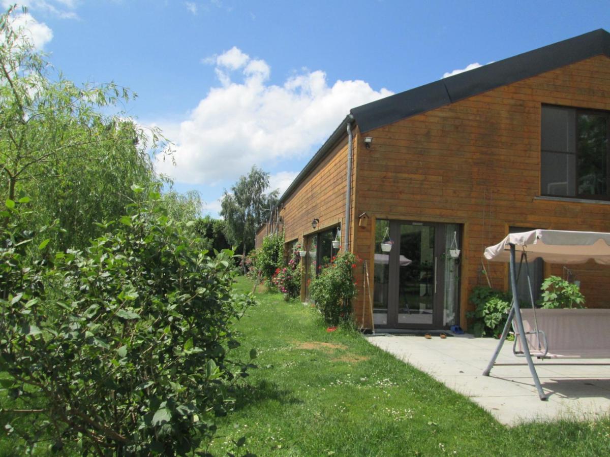 Florennes Gîte neuf 150 M2 devant un grand lac privé de 2 hectares poissonneux au milieu des bois Esterno foto