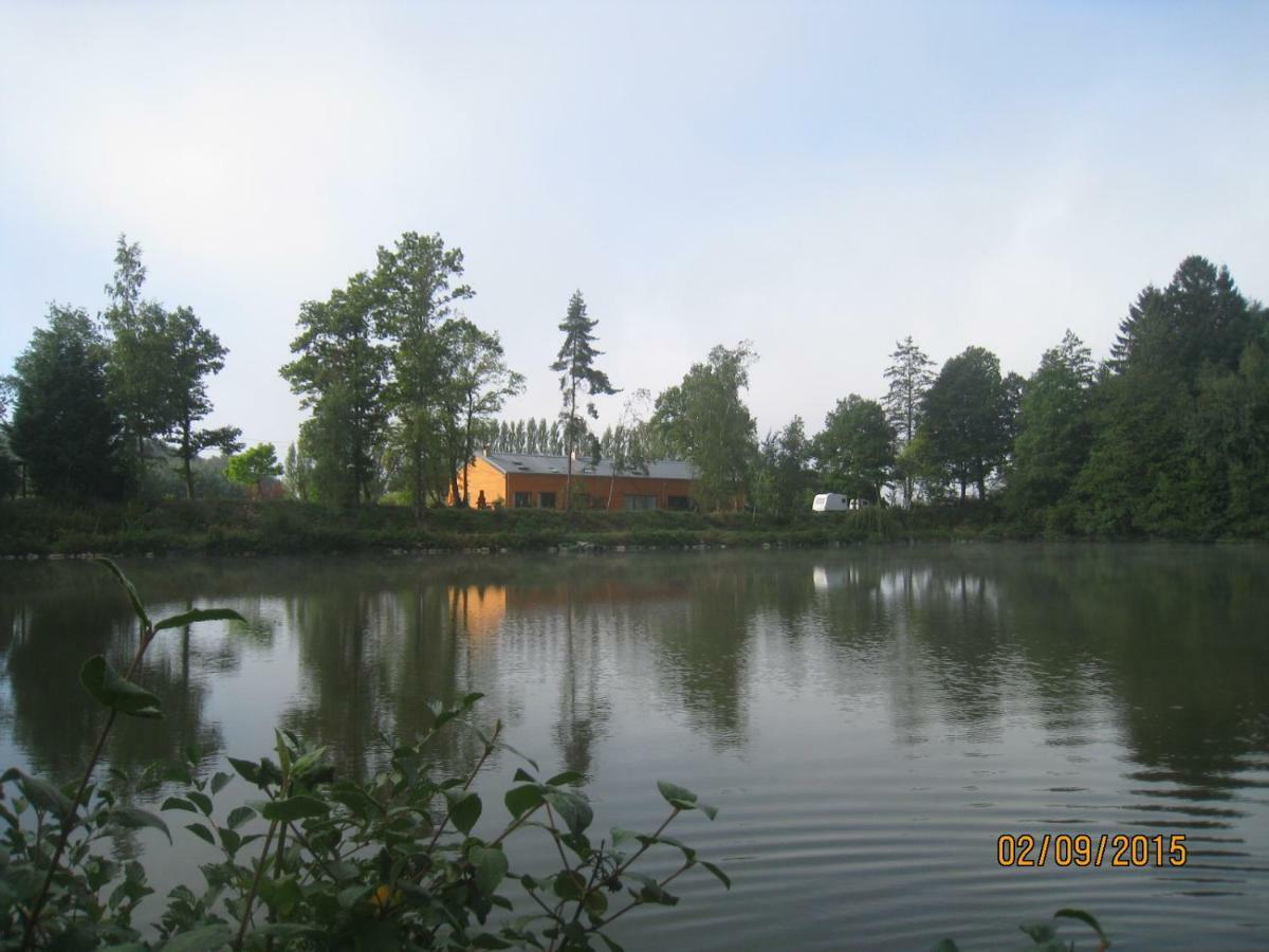 Florennes Gîte neuf 150 M2 devant un grand lac privé de 2 hectares poissonneux au milieu des bois Esterno foto