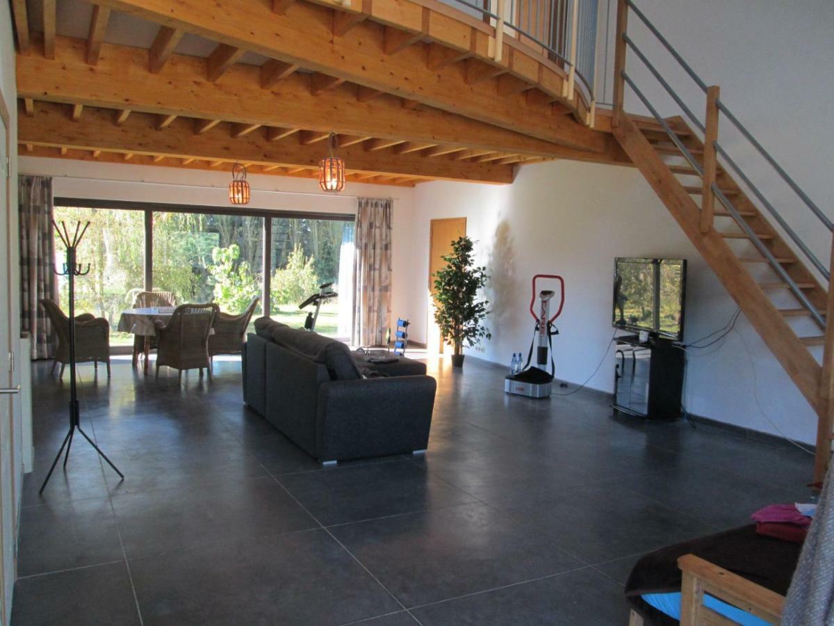 Florennes Gîte neuf 150 M2 devant un grand lac privé de 2 hectares poissonneux au milieu des bois Esterno foto