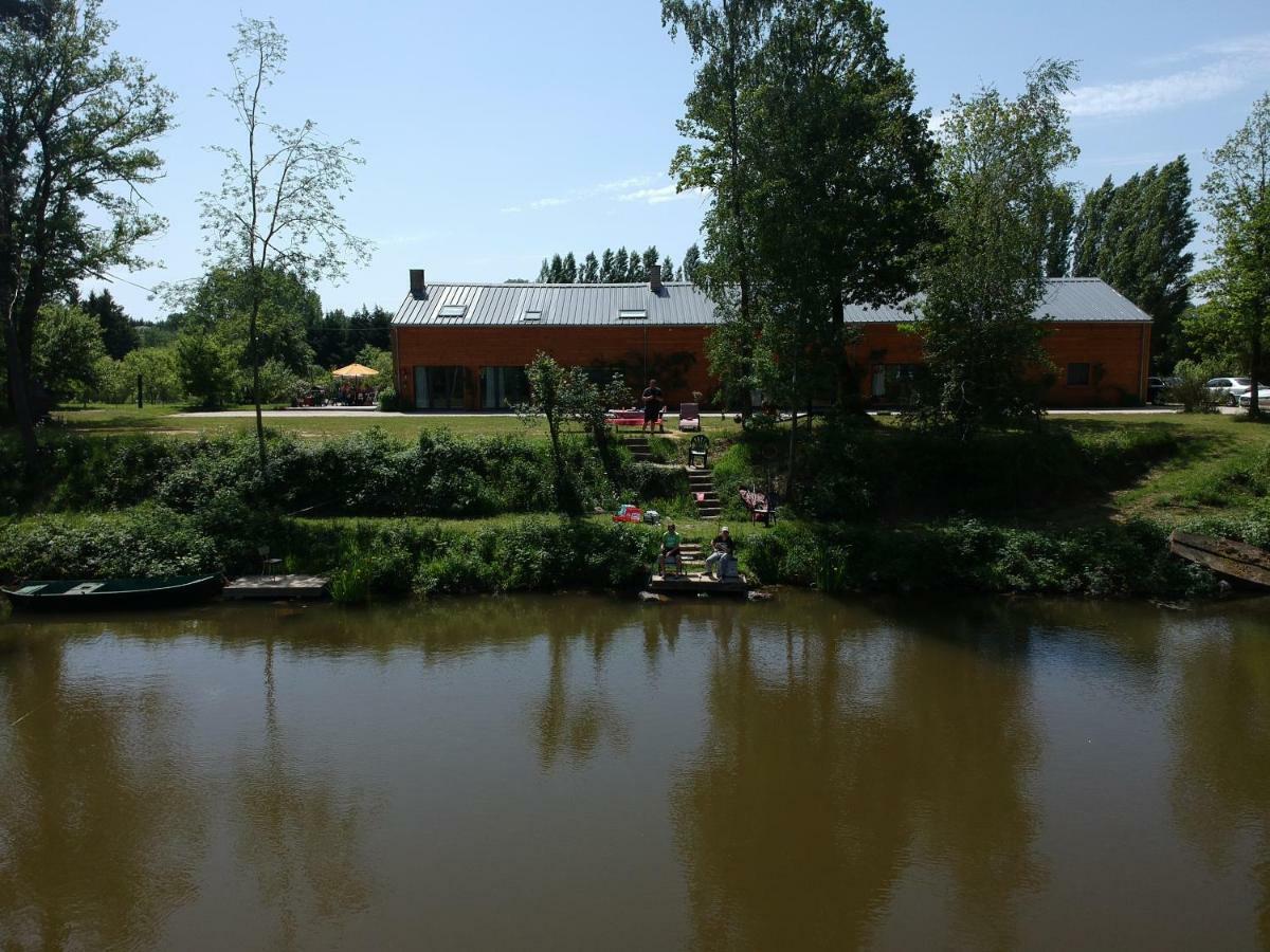 Florennes Gîte neuf 150 M2 devant un grand lac privé de 2 hectares poissonneux au milieu des bois Esterno foto