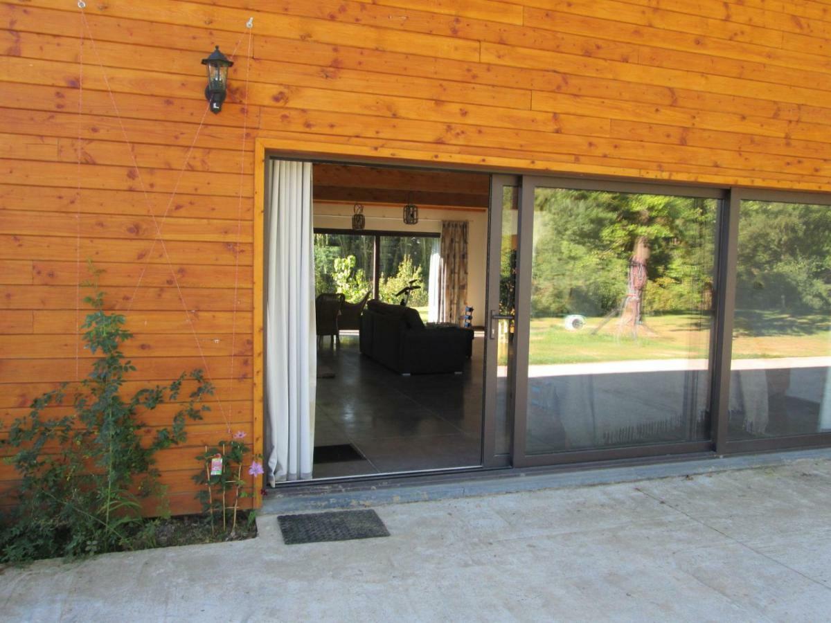 Florennes Gîte neuf 150 M2 devant un grand lac privé de 2 hectares poissonneux au milieu des bois Esterno foto