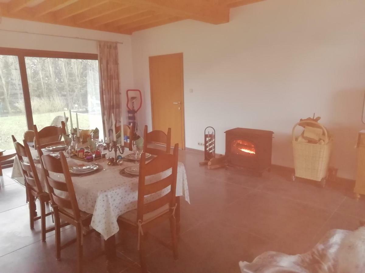 Florennes Gîte neuf 150 M2 devant un grand lac privé de 2 hectares poissonneux au milieu des bois Esterno foto